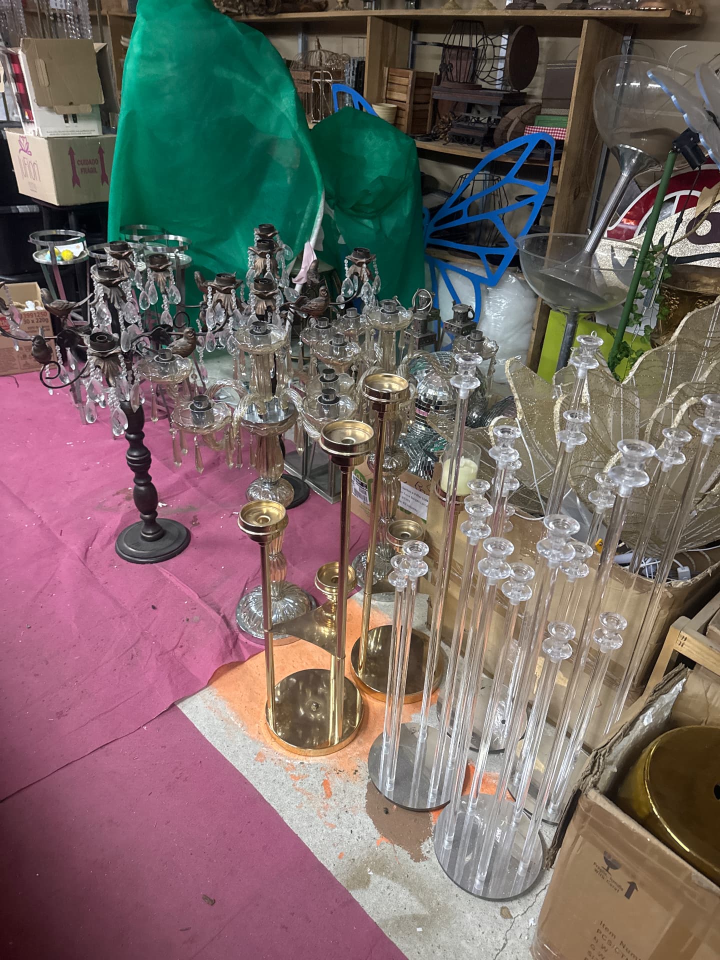 Castiçais e candelabros em dourado, cristal e acrílico